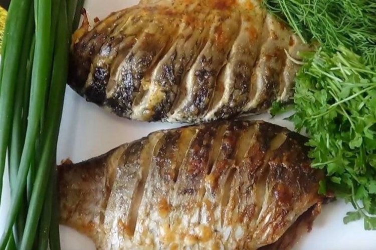 Карась у духовці: 15 простих рецептів на будь-який смак