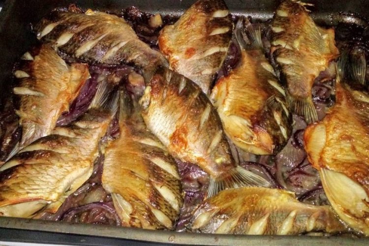Карась у духовці: 15 простих рецептів на будь-який смак