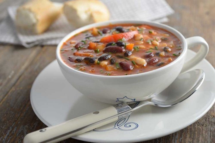 15 супів із копченою куркою, які зроблять обід незабутнім