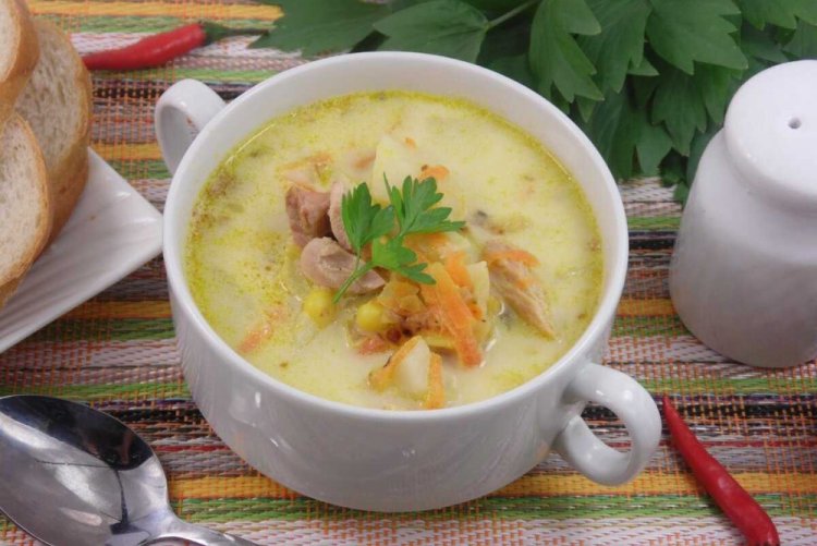15 супів із копченою куркою, які зроблять обід незабутнім
