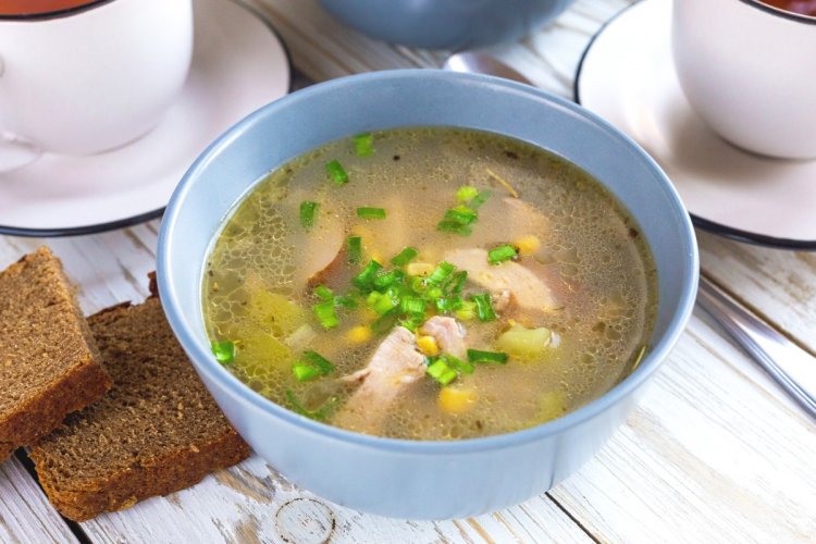 15 супів із копченою куркою, які зроблять обід незабутнім