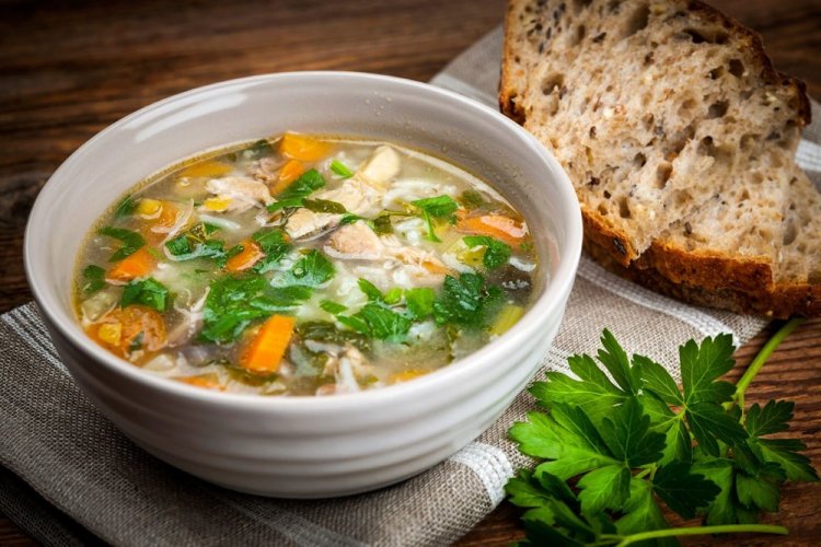 15 супів із копченою куркою, які зроблять обід незабутнім
