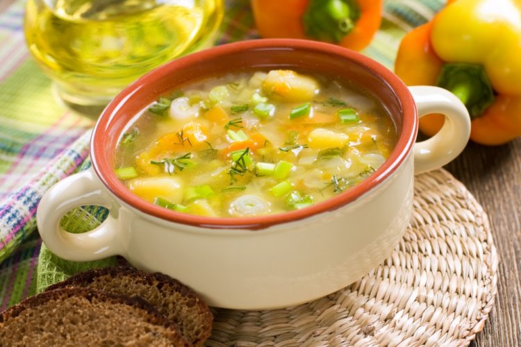 15 супів із копченою куркою, які зроблять обід незабутнім