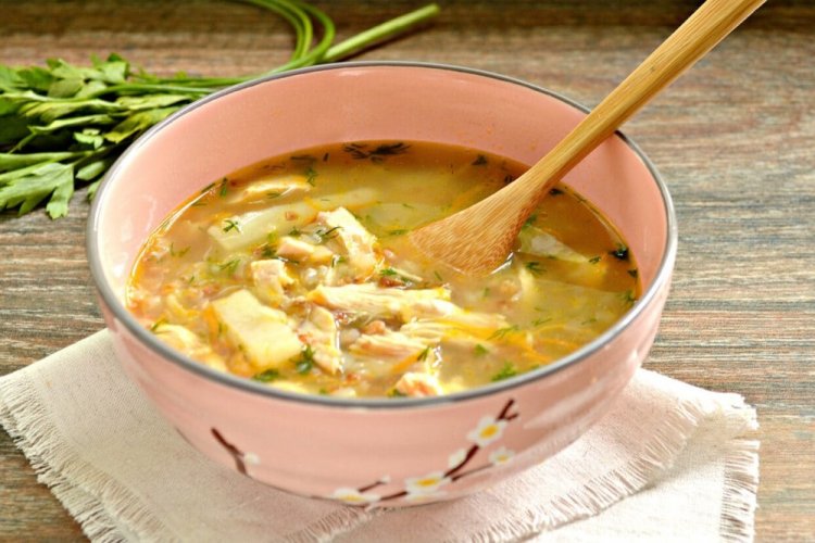 15 супів із копченою куркою, які зроблять обід незабутнім