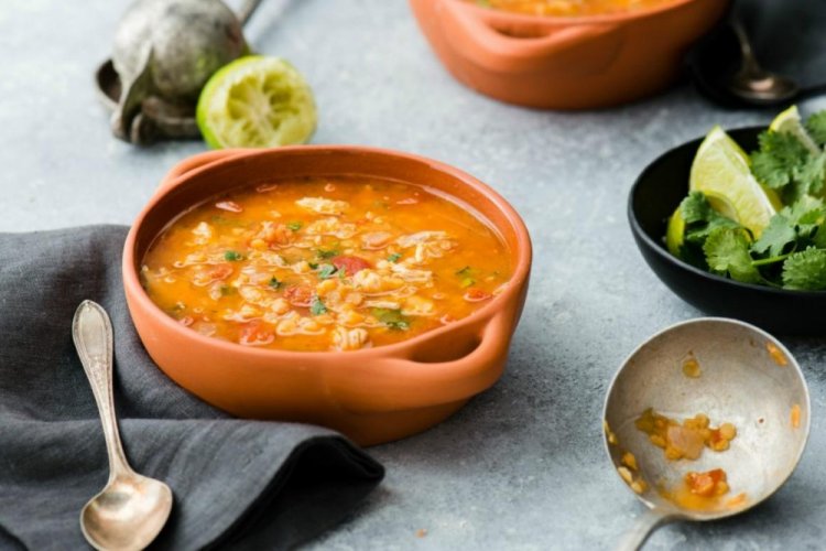 15 супів із копченою куркою, які зроблять обід незабутнім