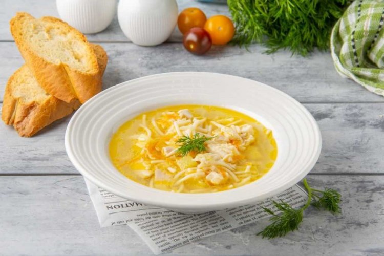 15 супів із копченою куркою, які зроблять обід незабутнім
