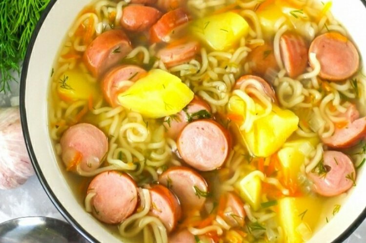 15 супів із сосисками, які сподобаються всій родині
