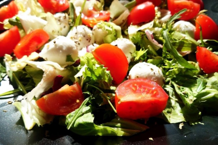 15 салатів з мікрозеленню, які можна приготувати нашвидкуруч