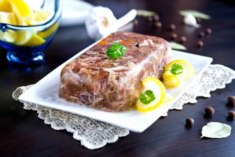 5 незрівнянних рецептів, як приготувати холодець зі свинячих ніжок