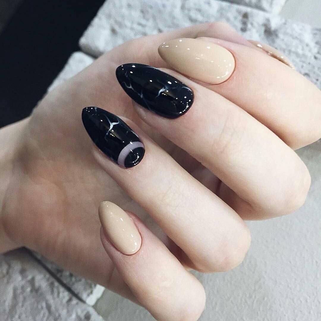 Чорні нігті з місяцем