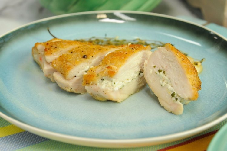 Рулетики з курячої грудки з начинкою: 10 оригінальних рецептів