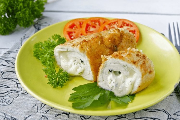 Рулетики з курячої грудки з начинкою: 10 оригінальних рецептів