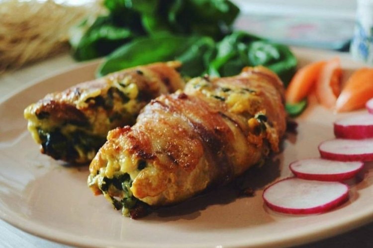Рулетики з курячої грудки з начинкою: 10 оригінальних рецептів