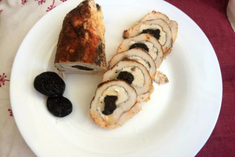 Рулетики з курячої грудки з начинкою: 10 оригінальних рецептів