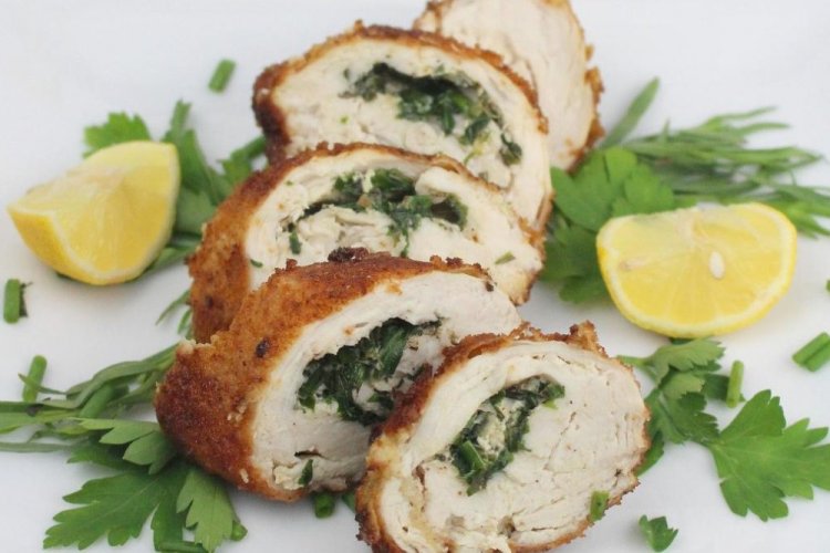 Рулетики з курячої грудки з начинкою: 10 оригінальних рецептів