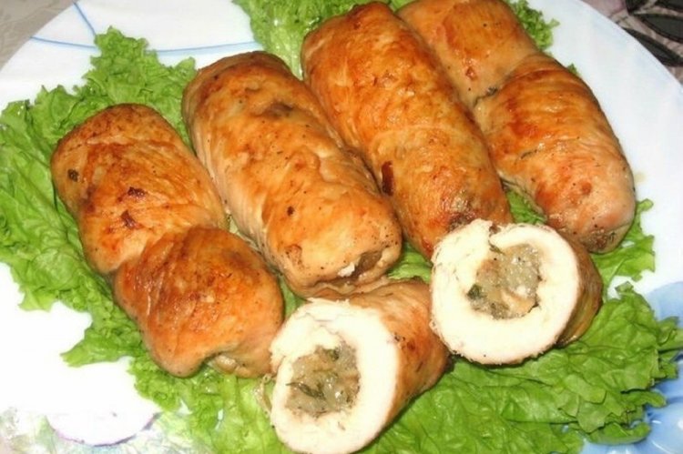 Рулетики з курячої грудки з начинкою: 10 оригінальних рецептів