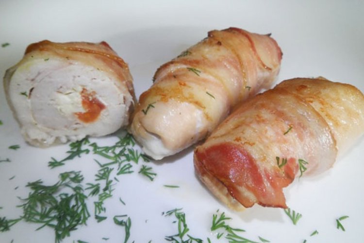 Рулетики з курячої грудки з начинкою: 10 оригінальних рецептів