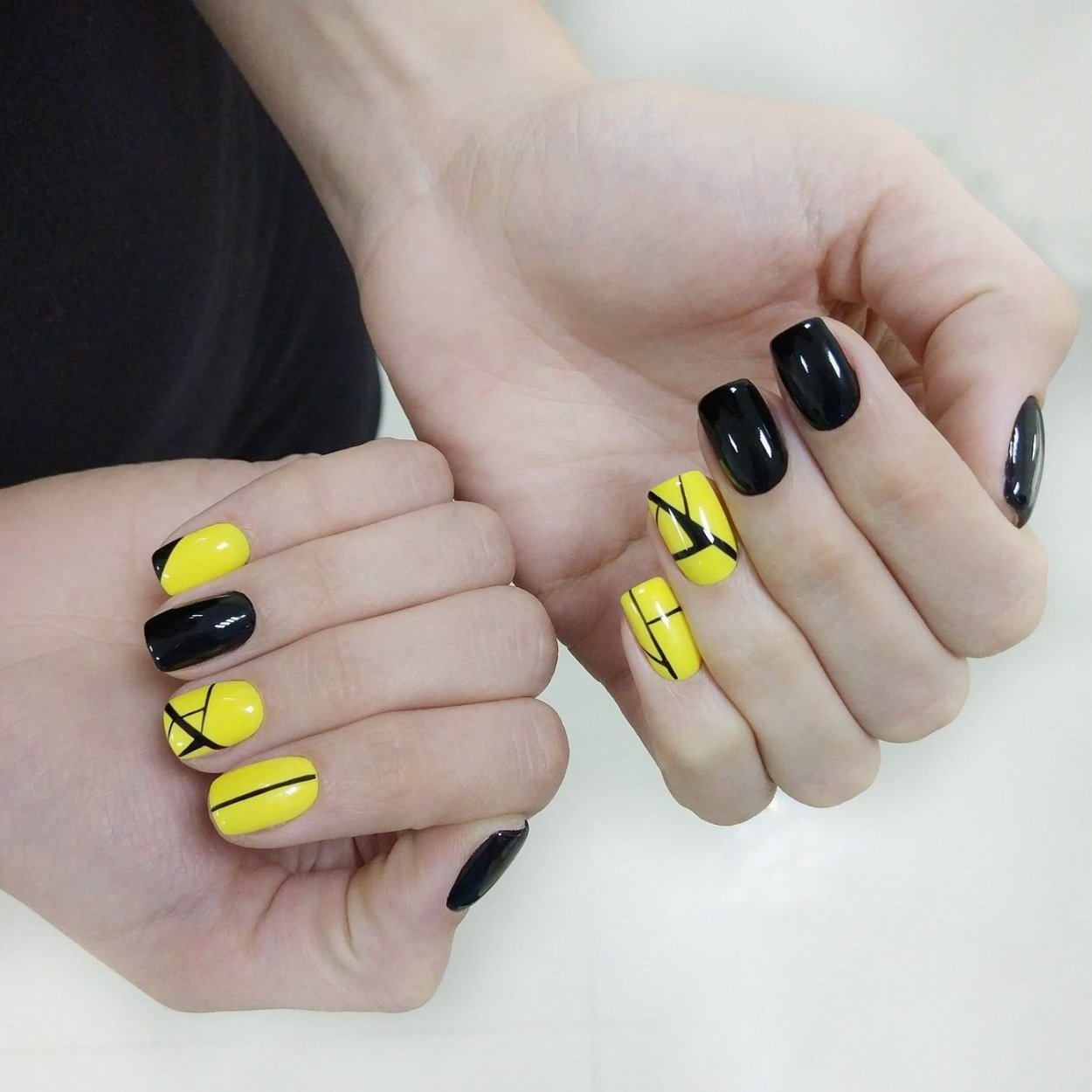 Геометрія на жовтих нігтях