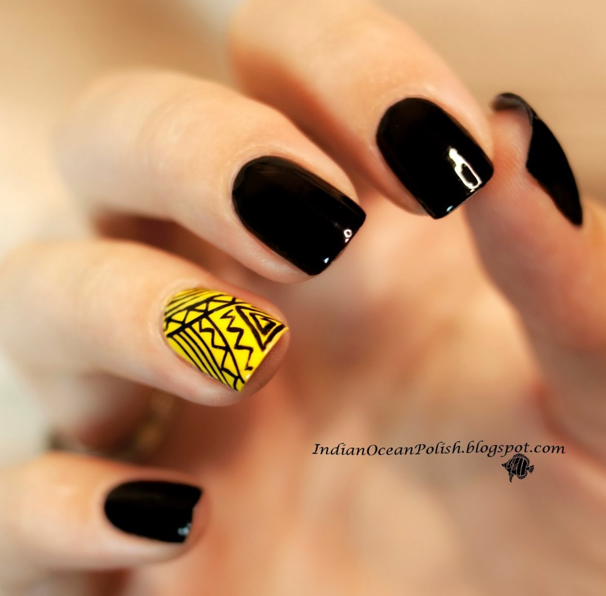 Нігті в жовто-чорному кольорі квадрат