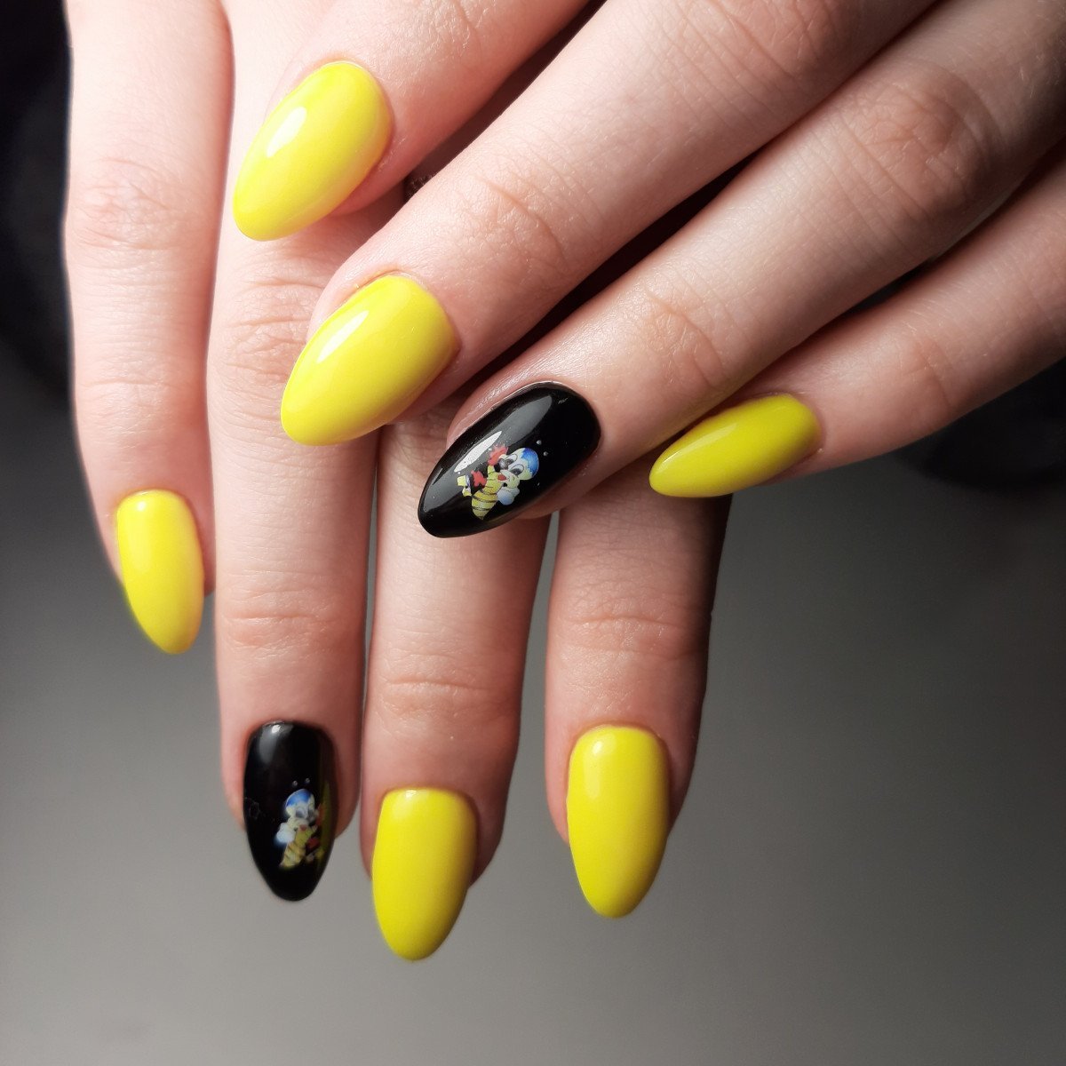 Манікюр жовтий із чорним