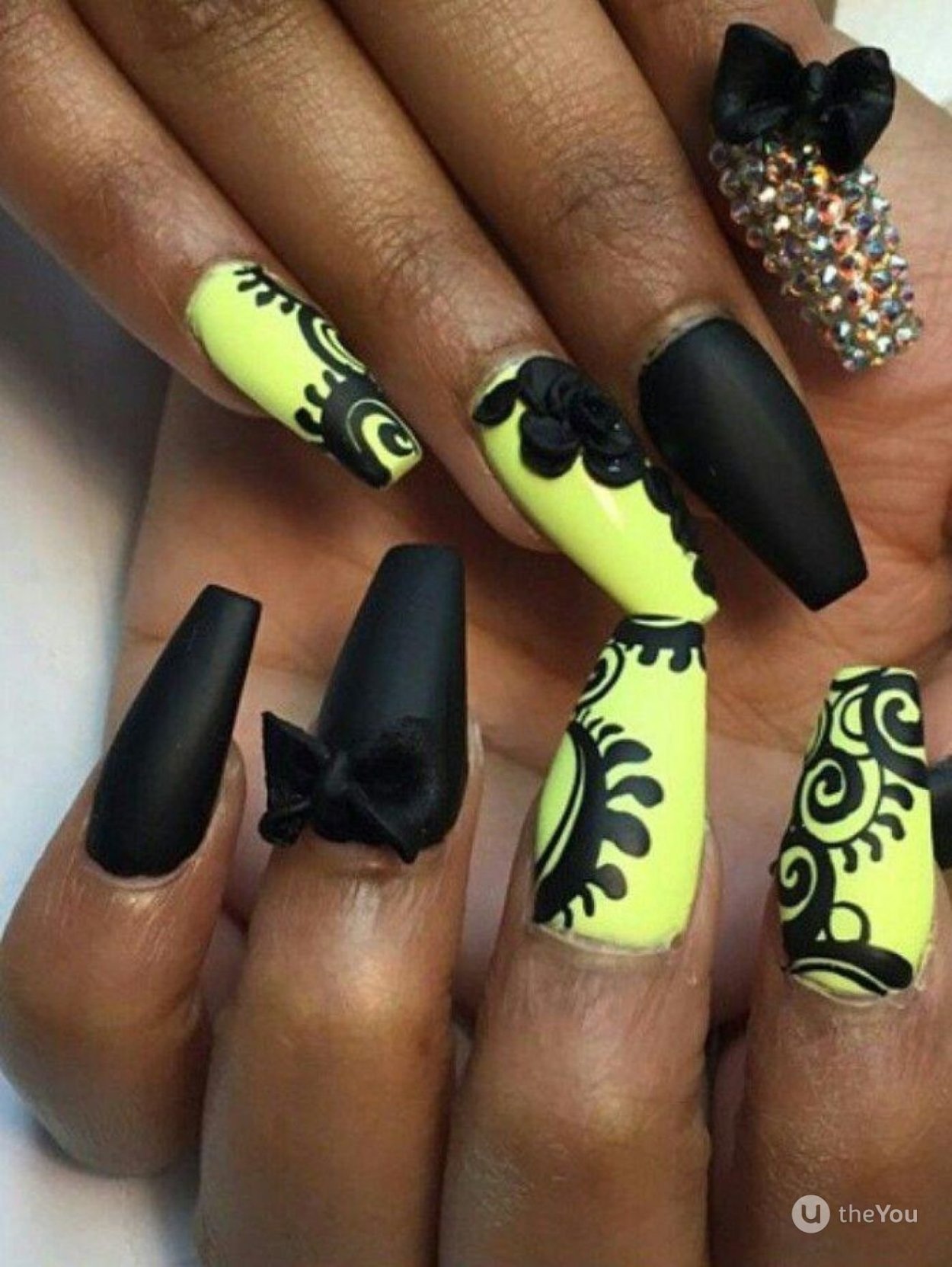 Манікюр чорний з яскравим