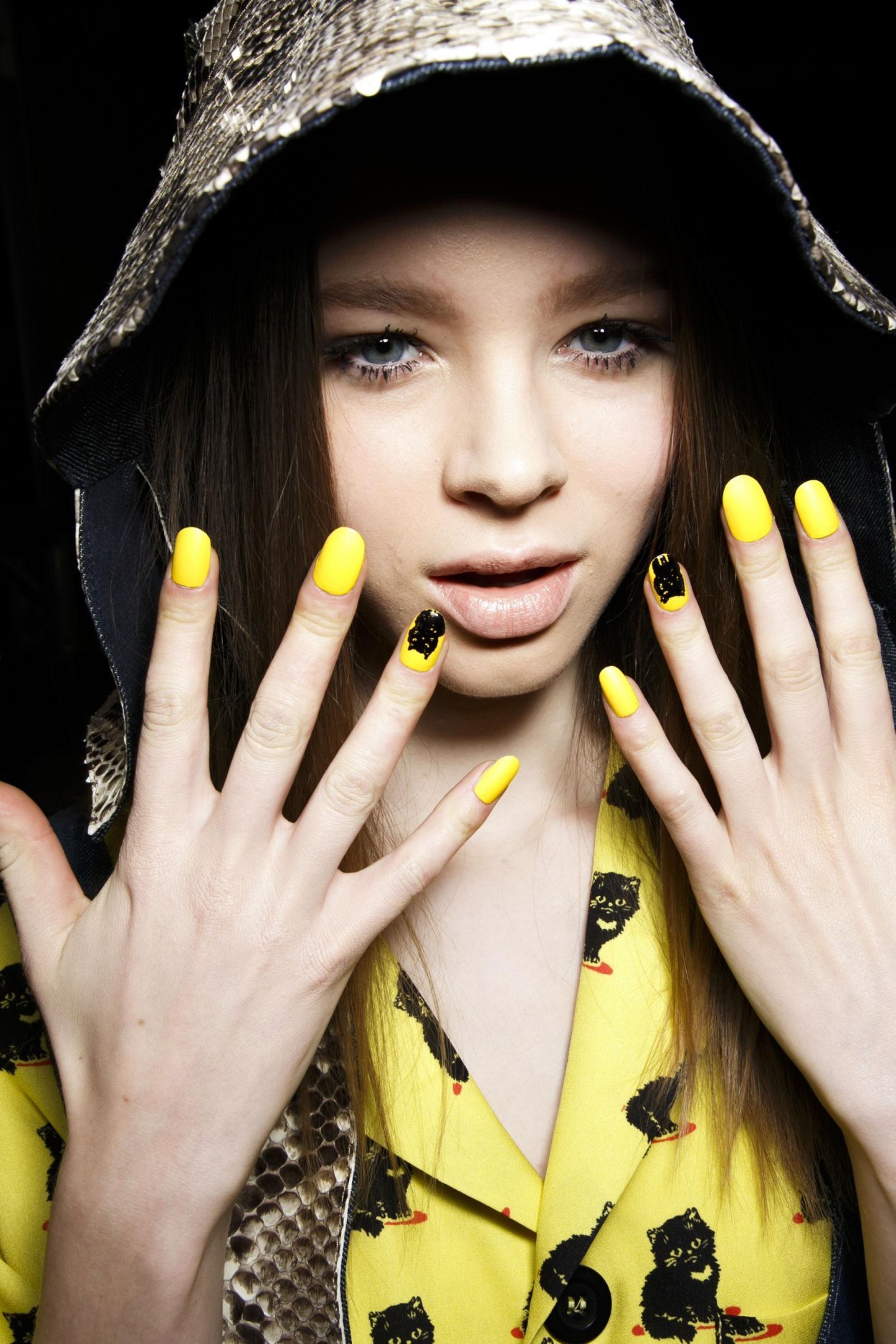 Дівчина з жовтими нігтями