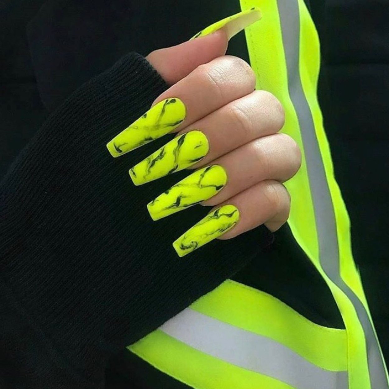 Неонові жовті нігті
