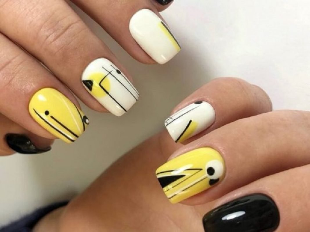 Чорно-жовтий манікюр геометрія