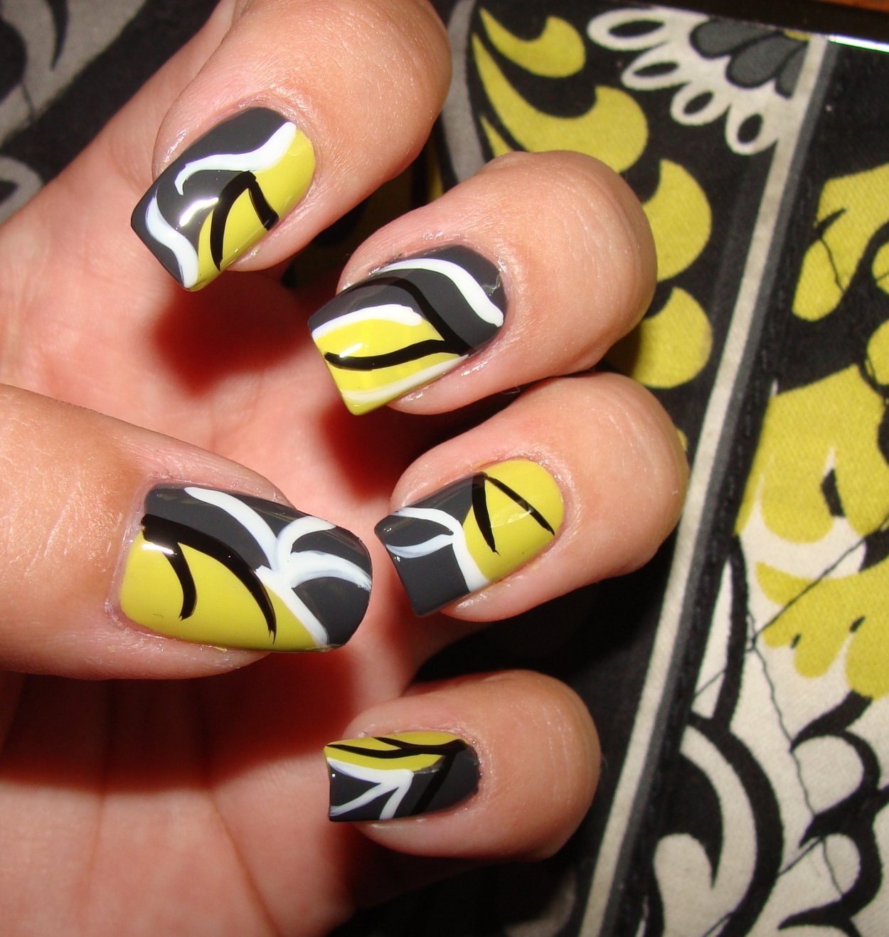 Чорно біло-жовтий манікюр
