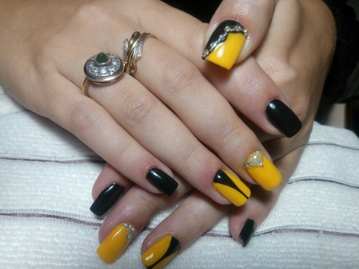 Нігті жовті з чорним