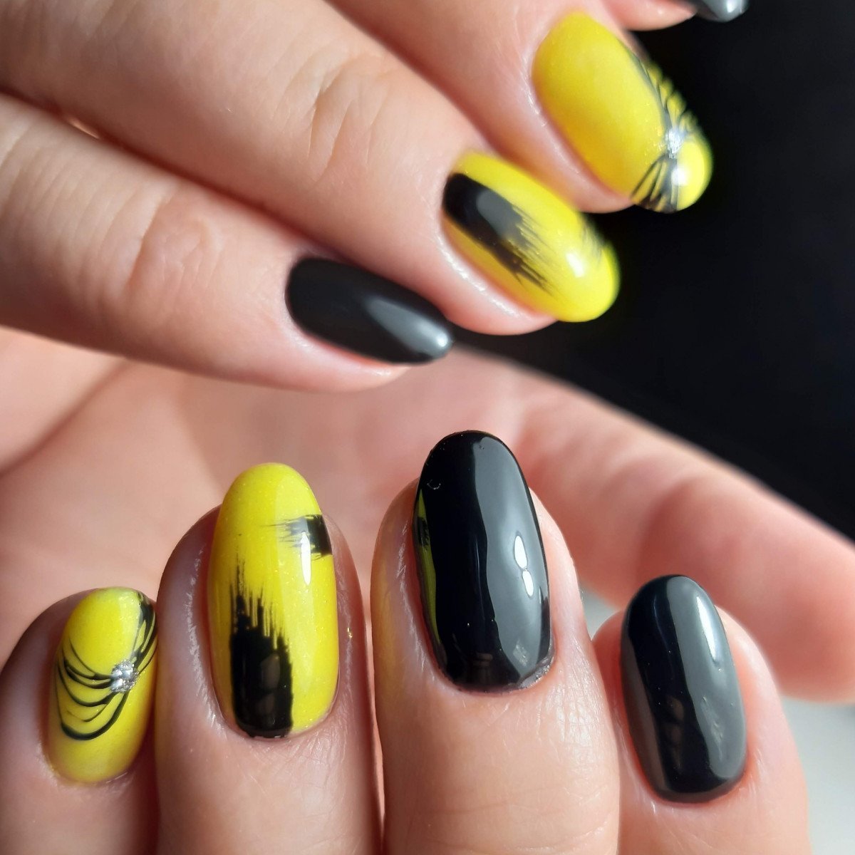 Манікюр жовтий із чорним