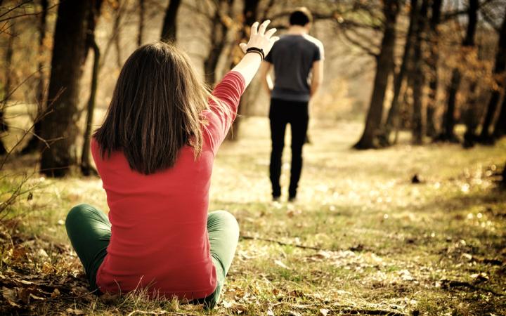 Що означає, якщо свербить у районі куприка — народні прикмети та забобони
