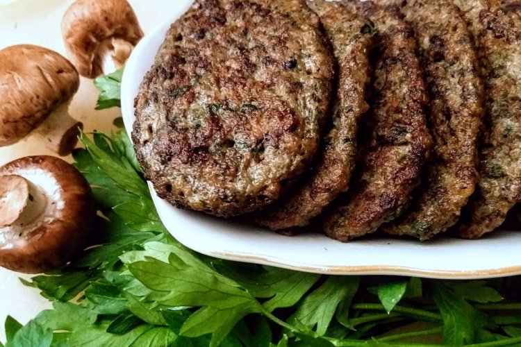 Котлети зі свинячої печінки: 15 чудових рецептів на будь-який смак