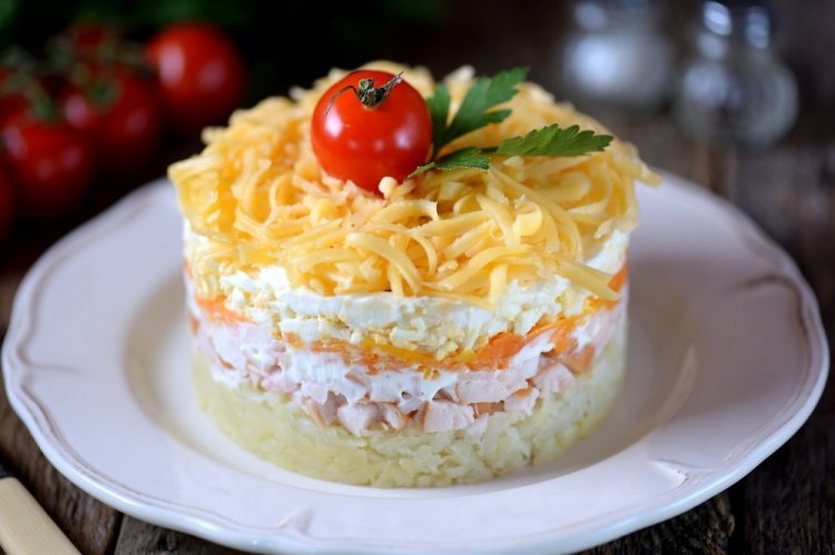 12 листкових салатів з копченою куркою для тих, хто любить смачно поїсти