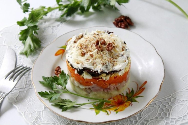 12 листкових салатів з копченою куркою для тих, хто любить смачно поїсти