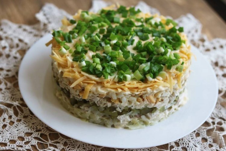 12 листкових салатів з копченою куркою для тих, хто любить смачно поїсти