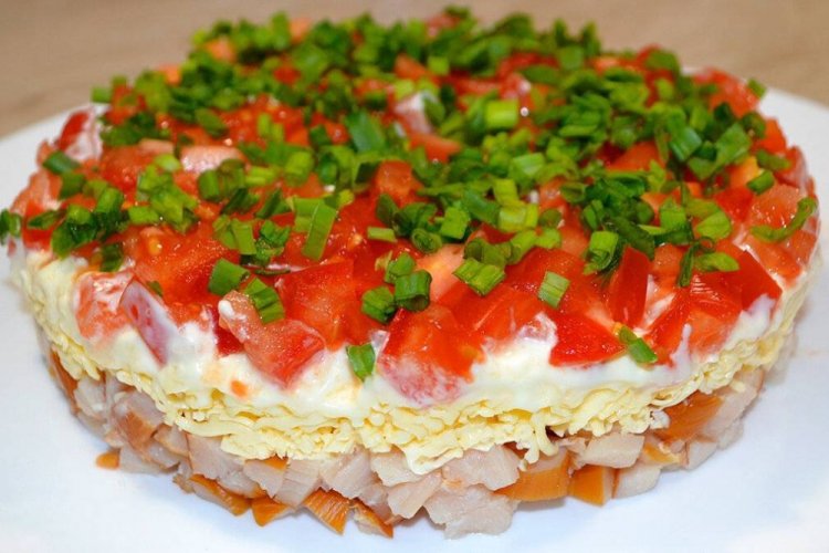 12 листкових салатів з копченою куркою для тих, хто любить смачно поїсти