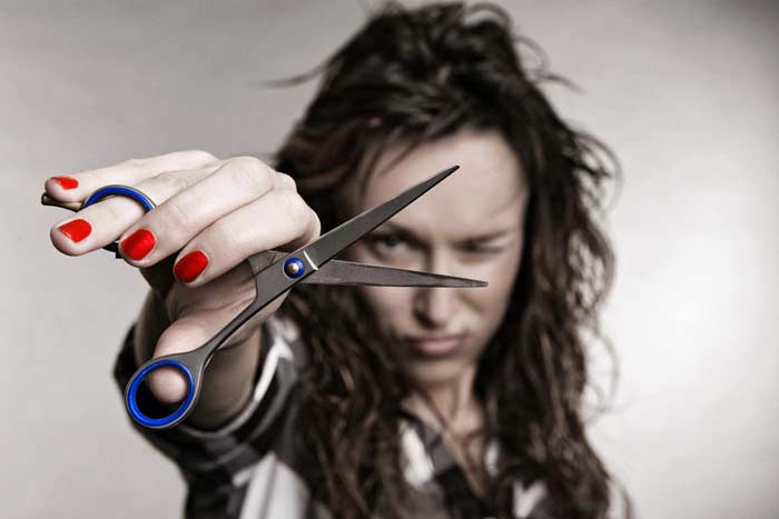 Прикмети про ножиці: до чого падають на підлогу, чи можна дарувати на день народження, чому не можна ними клацати