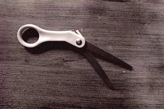 Прикмети про ножиці: до чого падають на підлогу, чи можна дарувати на день народження, чому не можна ними клацати