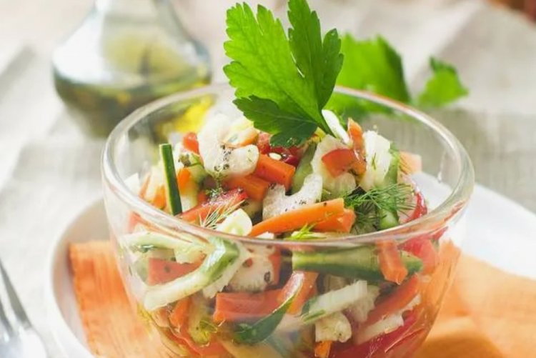 15 салатів з селери та яблуком, які порадують своїм смаком