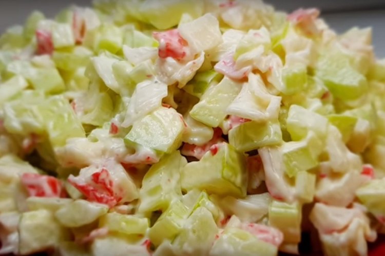 15 салатів з селери та яблуком, які порадують своїм смаком