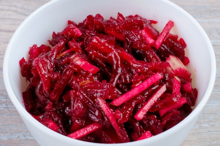 15 салатів з селери та яблуком, які порадують своїм смаком