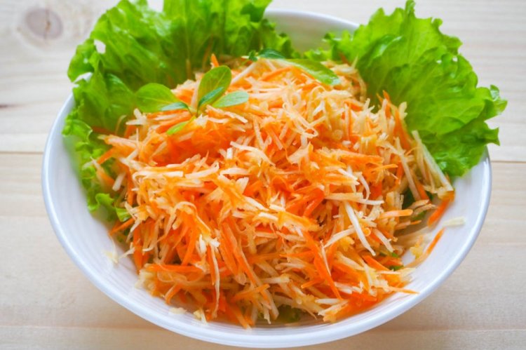 15 салатів з селери та яблуком, які порадують своїм смаком