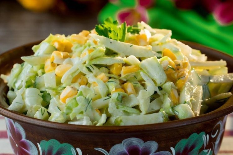 15 салатів з селери та яблуком, які порадують своїм смаком