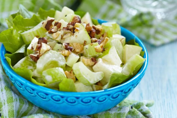 15 салатів з селери та яблуком, які порадують своїм смаком