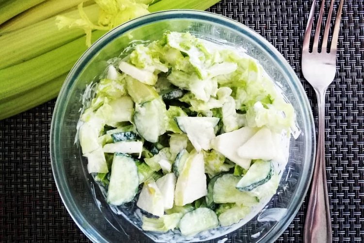 15 салатів з селери та яблуком, які порадують своїм смаком