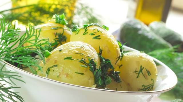 Варимо молоду картоплю: секрети ідеального гарніру