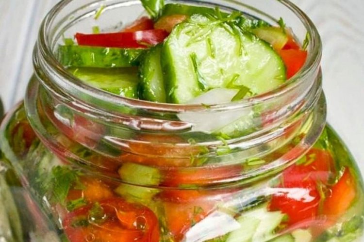 Огірки з куркумою на зиму: 8 чудових рецептів