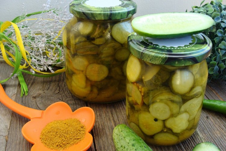 Огірки з куркумою на зиму: 8 чудових рецептів