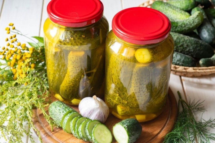 Огірки з куркумою на зиму: 8 чудових рецептів